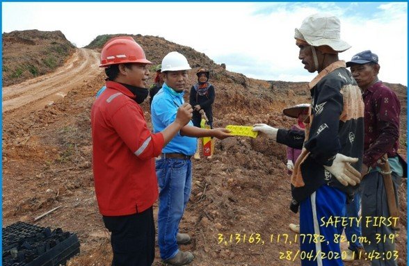 Pembagian Multivitamin kepada Karyawan dan Mitra kerja