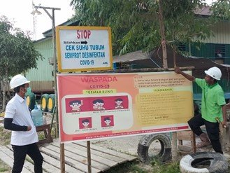 Pemasangan Spanduk di areal kerja AHL