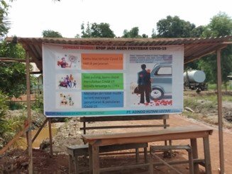 Pemasangan Spanduk di areal kerja AHL